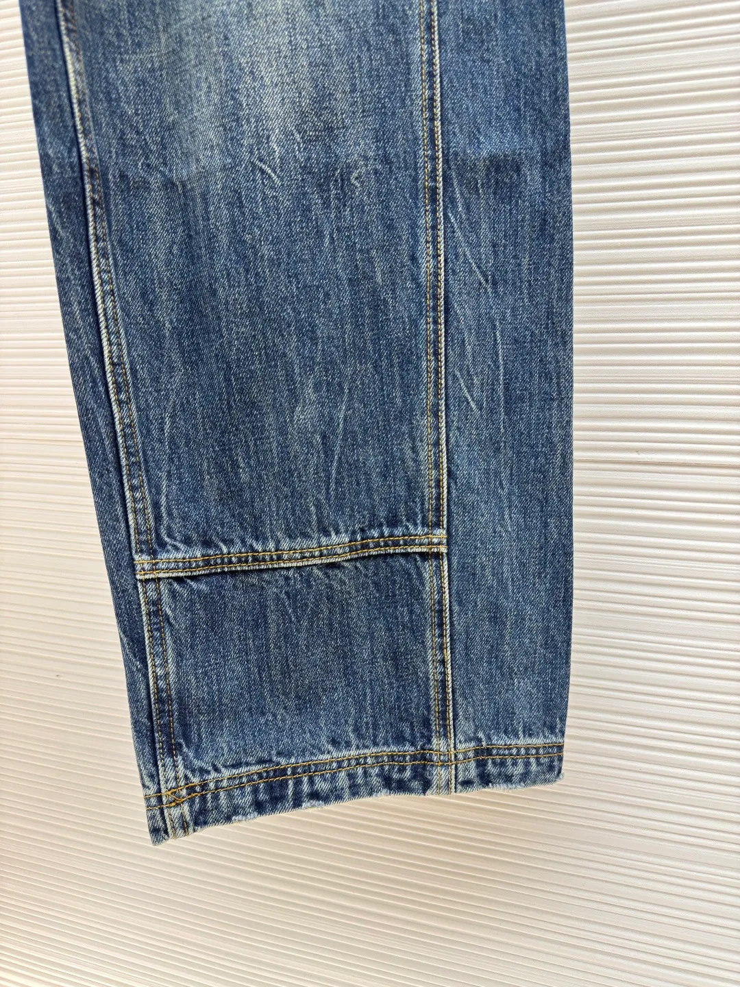LOUIS VUITTON turquoise frayed work jeans ●Authentic product: Purchased and developed by 15699 ●Item number: 1680527-B35 ●Material: denim fabric ●Technology: frayed production ●Version: Loose fit ●Weight: about 985 grams ●Size: 30-32-34-36 ●Description: Using 7*7 weave 12.5 ounce denim cotton. The weight of the fabric after washing is approximately 420 grams. Wash the garments in batches of 20 pieces to make the color of the garments more even. The garment is frayed and the yeast wash adds to the feel. The access control buttons are made of turquoise material and are made from original molds. Each button features a laser engraved logo. The back leather label uses first-layer cowhide to embosse the icon, and the access zipper uses electroplated distressed I-heads. Made from Japanese washed denim, these jeans feature eye-catching topstitching in a chic wide-leg workwear style, LV logo embroidery on the back pocket, and the brand's exquisite craftsmanship on the ticket pocket and turquoise buttons at the waist. The overall wiring is straight and delicate, the fabric is comfortable and soft, and the color is consistent without color difference. It can be matched with the same style to create a fashionable look and control various occasions. Customized accessories, complete with three standards, same style for men and women!